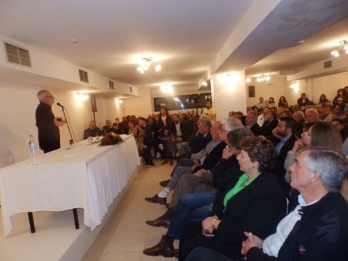 O κ. Aλέξανδρος Kαλαφάτης κατά την ομιλία του στο «Λιμανάκι»