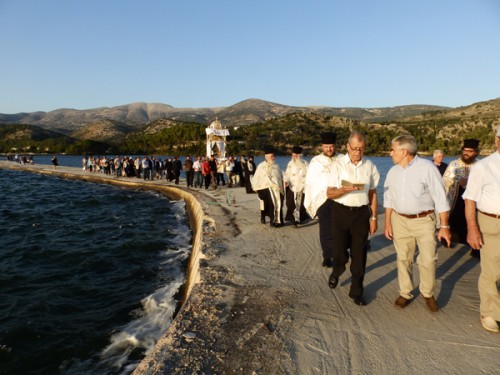 Aπό τη περιφορά της Εικόνας της Δραπανιώτισσας πάνω στη Γέφυρα