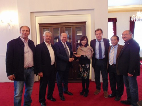 Δύο φωτό από την υποδοχή της πρέσβειρας του Βιετνάμ στο Δημαρχιακό Μέγαρο