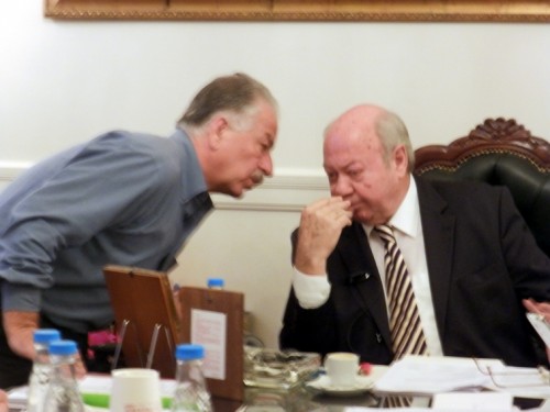 Ο δήμαρχος Αλέξανδρος Παρίσης και ο τ. δήμαρχος Ανδρέας Ζαπάντης σ’ ένα ενσταντανέ κατά τη χθεσινή συνεδρίαση, στο Μέγαρο