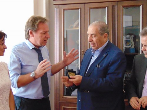 Δύο φωτό από την επίσκεψη στο Δημαρχιακό Μέγαρο