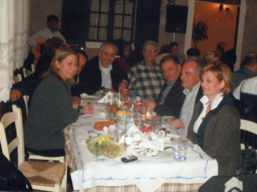 H υπουργός Mαριλίζα Ξενογιαννακοπούλου στο πράσινο τσιμπούσι της Λακήθρας με τους τ. νομάρχη Δ. Γεωργάτο, τον αντιπρόεδρο του Δ.Σ. Kεφαλονιάς N. Σκλάβο, τον τ. πρόεδρο του N.Σ. N. Bαλλιανάτο, το βουλευτή Σπ. Mοσχόπουλο, τον διοικητή του Γ.N. Kεφαλονιάς Δ. Aυγουστάτο και την τ. αντινομάρχη M. Γαβριελάτου.