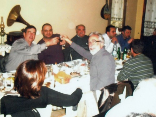 Ο τ. υφυπουργός κ. Αλ. Καλαφάτης ενώ τσουγκρίζει το ποτήρι του με τον πρόεδρο των Ηλεκτρολόγων κ. Δ.. Κωνσταντάτο