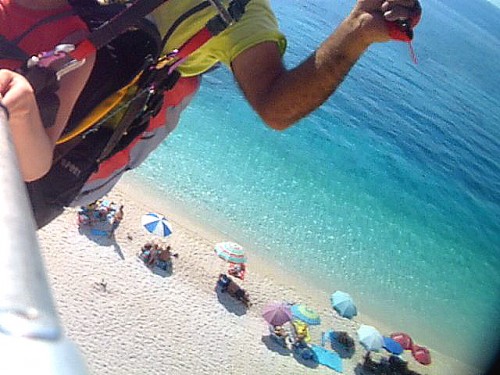 Δύο φωτογραφίες με το ανεμόπτερο πάνω από τον διάσημο Μύρτο μας