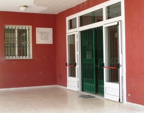 H είσοδος του Λυκείου Kεραμειών