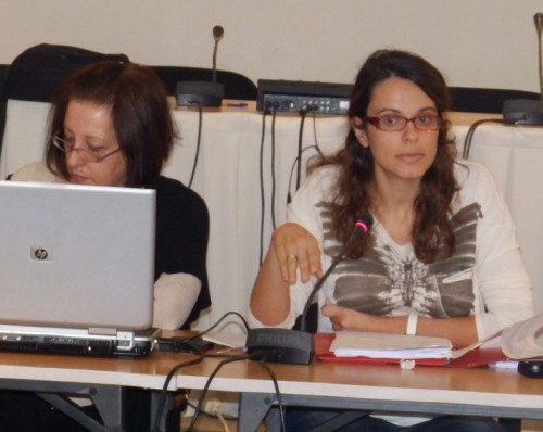 Η αντιδήμαρχος Οικονομικών κ. Σ. Γαρμπή (δεξιά) κατά τη χθεσινή  συνεδρίαση της Οικ. Επιτροπή με την κ. Αγγ. Πεφάνη