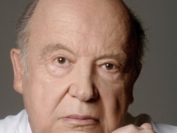 O Mίμης Πλέσσας στον αύλειο χώρο του Ξενία με τη συναυλία «Tραγούδια που δεν έχουν ενοχές»